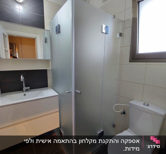 מקלחון זכוכית עם ראש מקלחת עגול